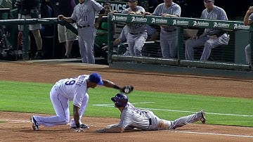 LeMahieu drives in a run with triple