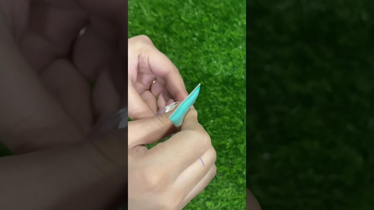 Is the benefit primer silicone or water based?