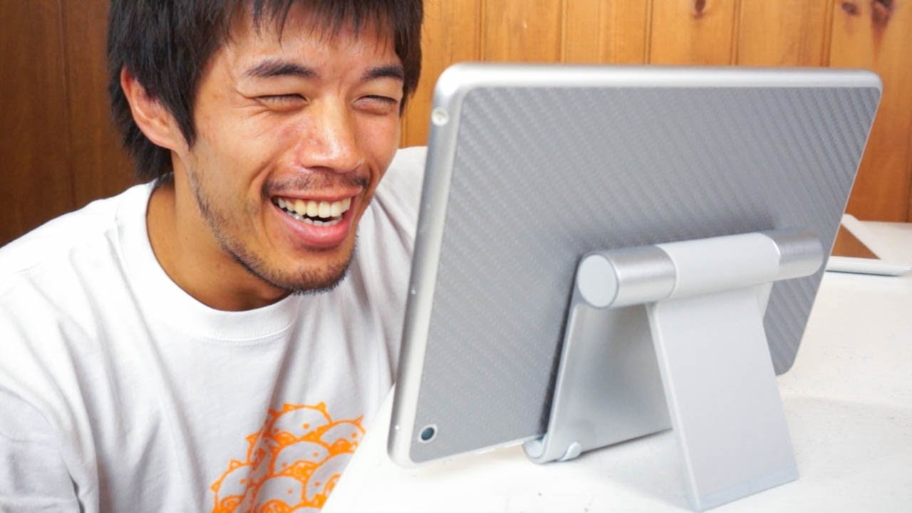 A tablet stand that can be used with iPad/Nexus7! You can also