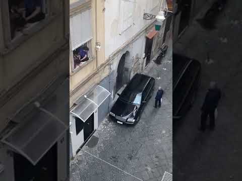 PARCHEGGIANO LA MACCHINA DAVANTI AL PORTONE DEL PALAZZO E GUARDATE I RESIDENTI CHE DEVONO FARE!!