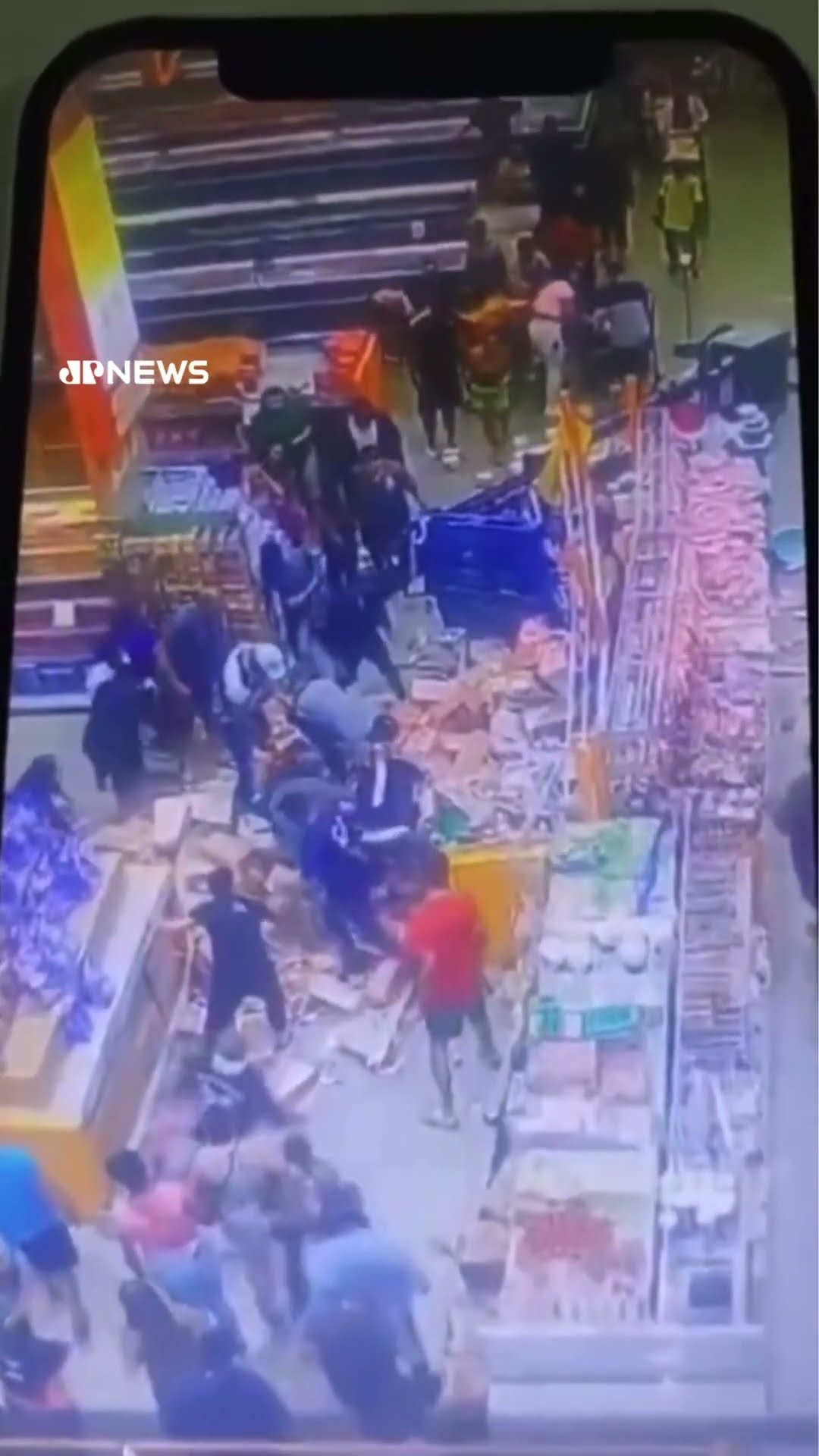 Cliente é atingida por carga de 1 tonelada leite condensado em supermercado de Canoas (RS) #shorts