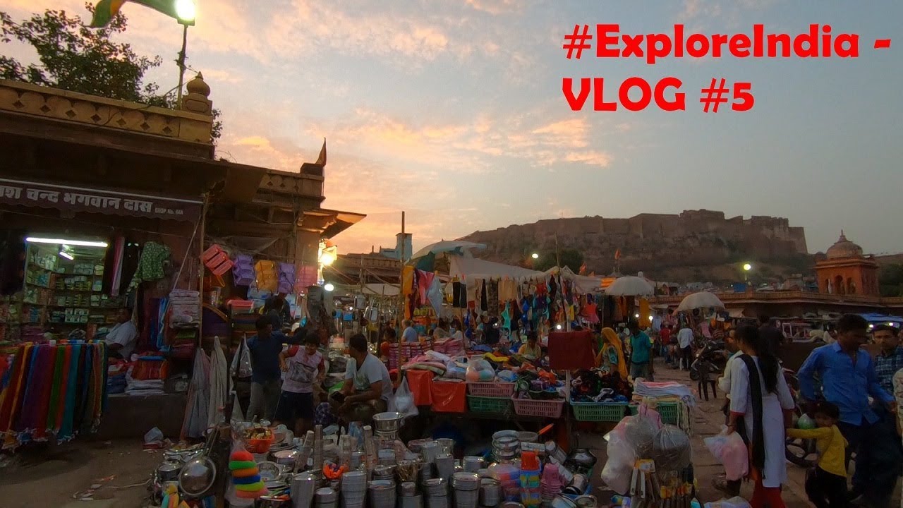 Visiting an impressive fort and a traditional Indian bazar in the blue