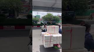 #short #Vietnam🇻🇳 #“Daily life in Hanoi 🇻🇳 – hard work and balance on two wheels”