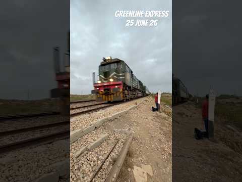 🚆💨 گرین لائن ایکسپریس اپنی تیز ترین رفتار سے کراسنگ کرتی ہوئی!
