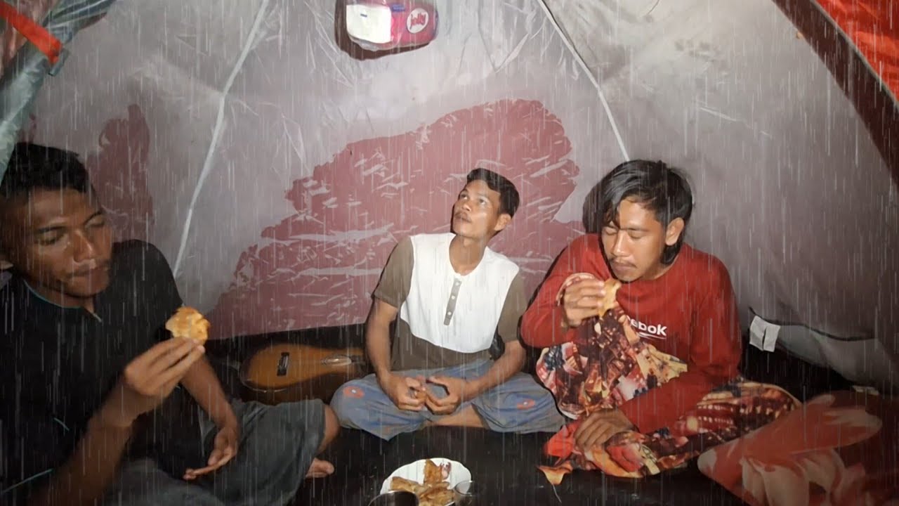 Di guyur hujan basa kuyup dalam tenda tidak bisa keluar