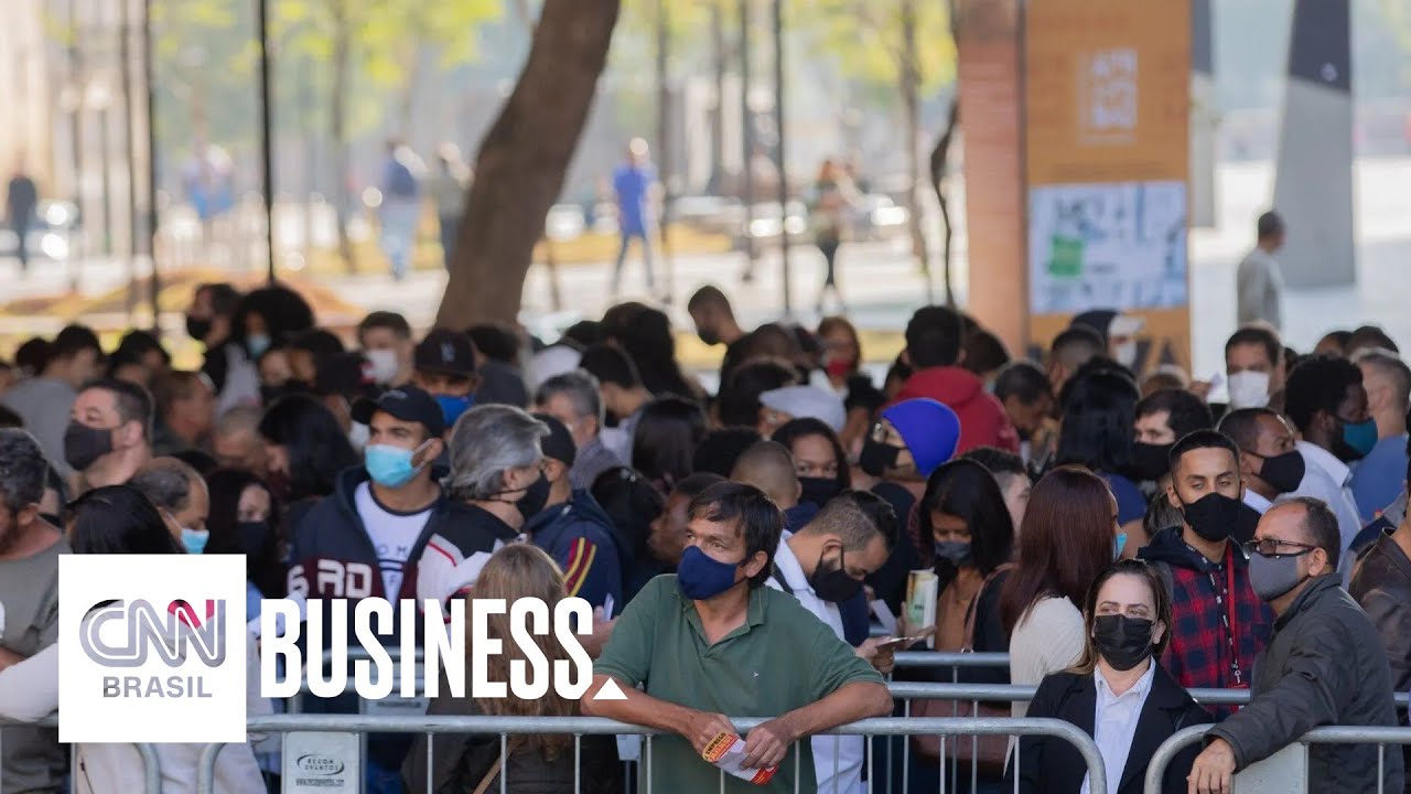 Milhares encaram fila quilométrica por vaga de emprego em São Paulo | JORNAL DA CNN