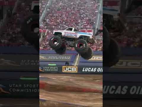 Monster Jam World Finals Freestyle - Excaliber Monster Truck Crash!