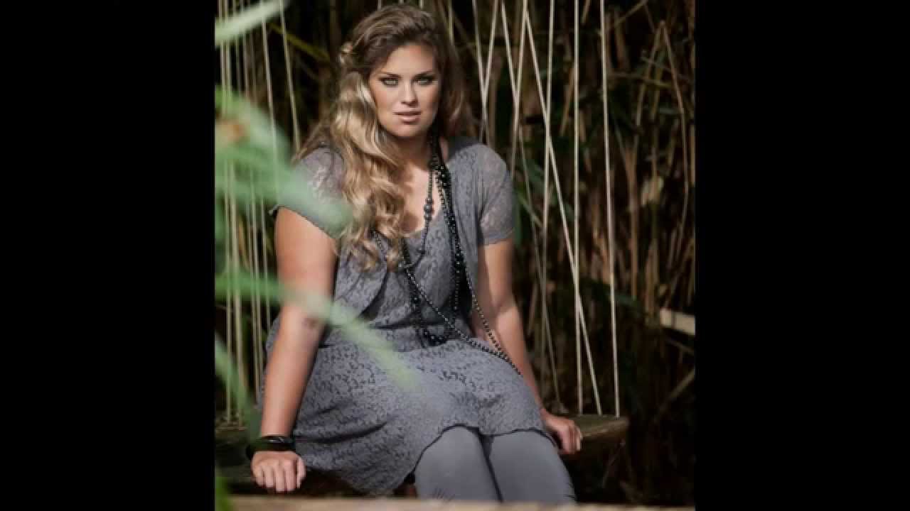mini saia xadrez mais o modelo de tamanho 27, Tess Henstra, mulher grande e bonita, agradável figura curvilínea