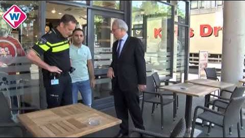 Burgemeester van Aartsen bezoekt Schilderswijk na rellen