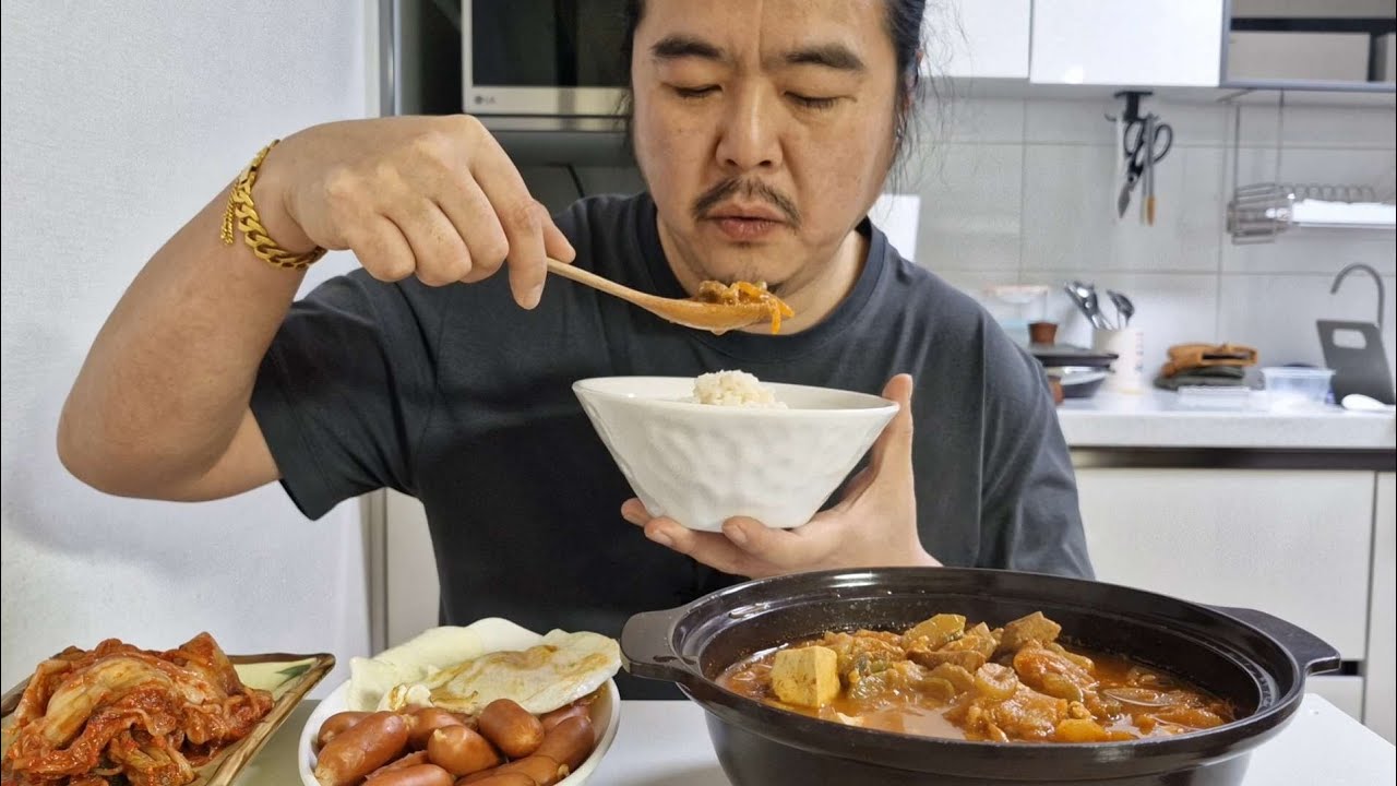 고추장찌개 흰쌀밥 맛있게 잘 먹었습니다 너무 뜨거워 입천장 다 까졌네요