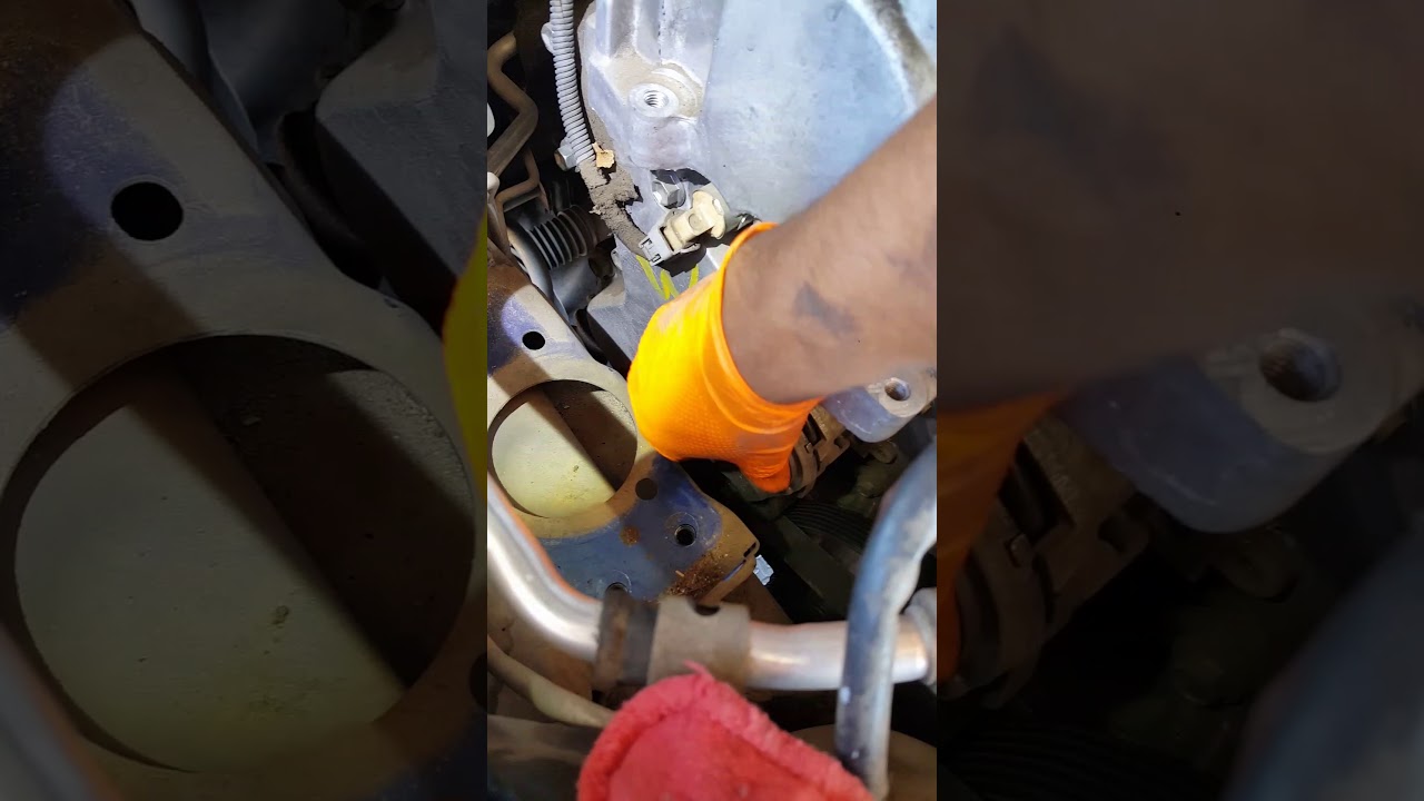 Nissan Versa 2012 1.8 Cómo cambiar tensor de la banda y soporte