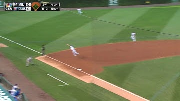 MIL@CHC: Bryant jumps to catch a sharp liner to third