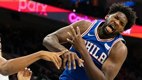 Joel Embiid inadvertently steps on Grant Williams’ head