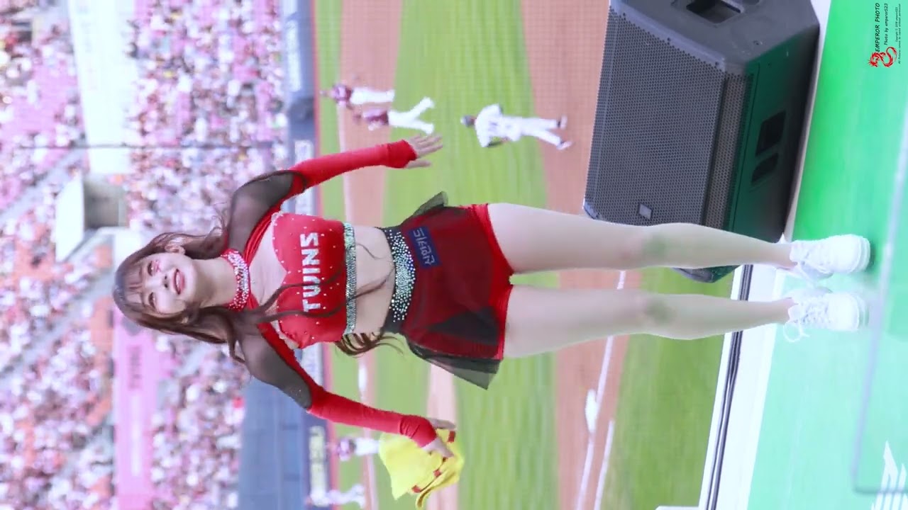 Ли Джу-ын, чирлидерша, болеет за команду LG Twins 250513