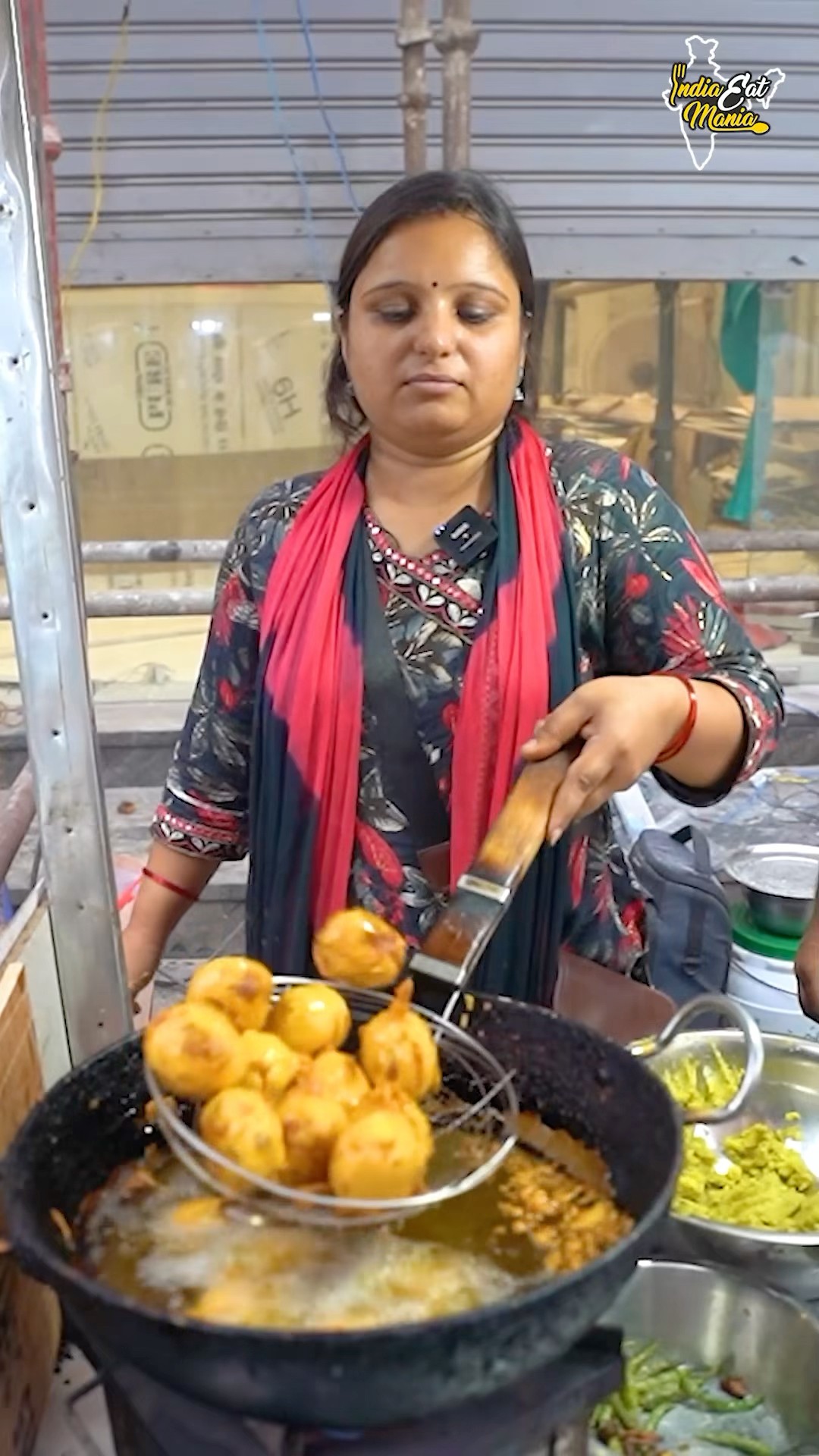 Delhi’s Most Viral Vada Pav Didi Ka Ulta Vada Pav Making Rs. 40/- Only #delhifood #shorts