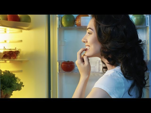 ما سبب الزيارات الليلية لتفقد "الثلاجة" وتناول الحلويات؟