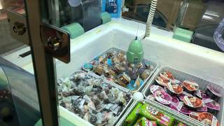 Ice Cream UFO Catcher Machine! But the Grabbing Power of Claw is too Small! screenshot 1