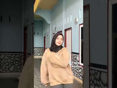 cewek pakai jaket hodi id tiktok @izzfhadilla #gemoy #cewekkacamata #beranda #hijabers #cewekcantik