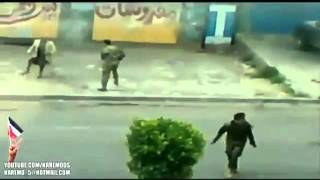 عجوز يمني يتحدي رصاص الشرطة اليمنية