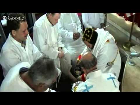 أبونا أوجين يغسل أرجل التلاميذ في كنيسة أم الزنار جاكسنفل فلوريدا 4 9 2015