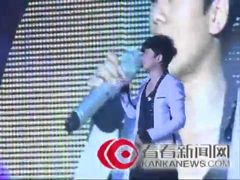 【独家】张杰上海演唱会high唱《微笑》.mp4