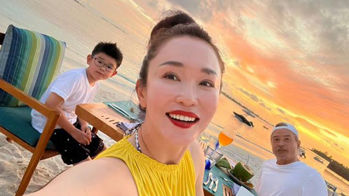 “小龙女”范文芳晒照，穿透视裙比基尼抢镜，与老公亲吻满面油光 - 天天要闻