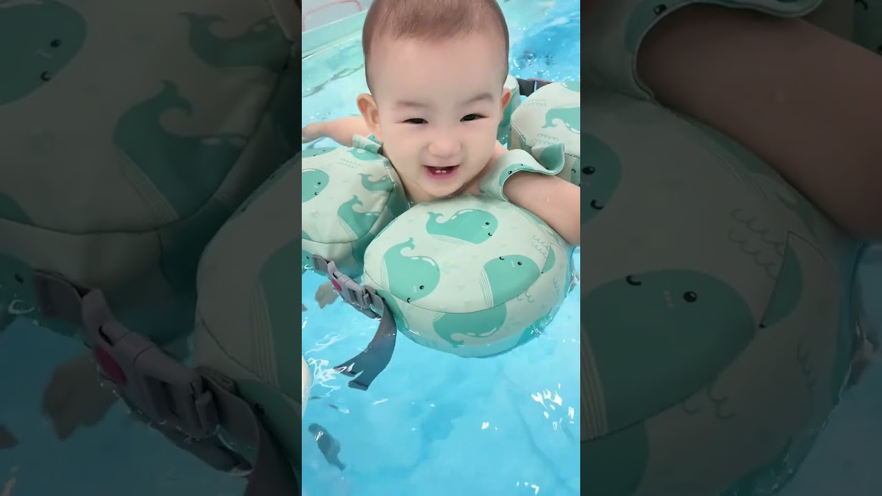 儿子越来越大，越喜欢玩水了。今天全家特意带他去游泳，看他在水里扑腾得欢实，我比他还要开心。原来曾经爸爸妈妈逗我们玩的时候眼里也会藏着这样的温柔。当了妈妈才明白，比起孩子的开心，所有的计较和忙碌都不算