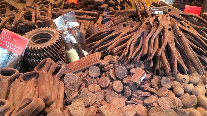 Chocolate made to look like Rusty Tools (Bruges, Belgium) : r