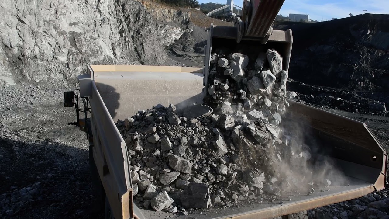 Hitachi ZX890-7 loading Caterpillar 777G