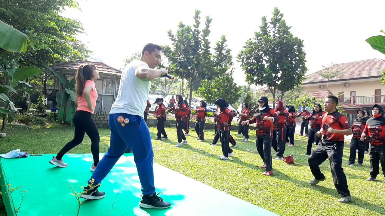 senam kantor/aerobik lapangan/aerobik RT/ low impact