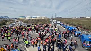 Réforme des retraites : les manifestants bloquent les entrées du dépôt pétrolier de Fos