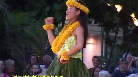 PRETTY HULA DANCERS, WAIKIKI BEACH, HAWAII, USA