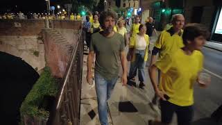L'onda gialla attraversa Verona: il sabato sera in centro città