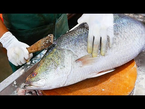 Тайская еда - Гигант Морской Окунь Том Ям Бангкок Таиланд морепродукты