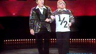 PAUL WILLIAMS & ANDY WILLIAMS Sing "Short People" In New Orleans, 1978