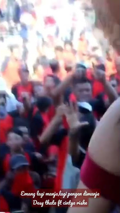 Emang lagi pengen dimanja..Desy thata ft Sintya riske (Lagi Syantik)