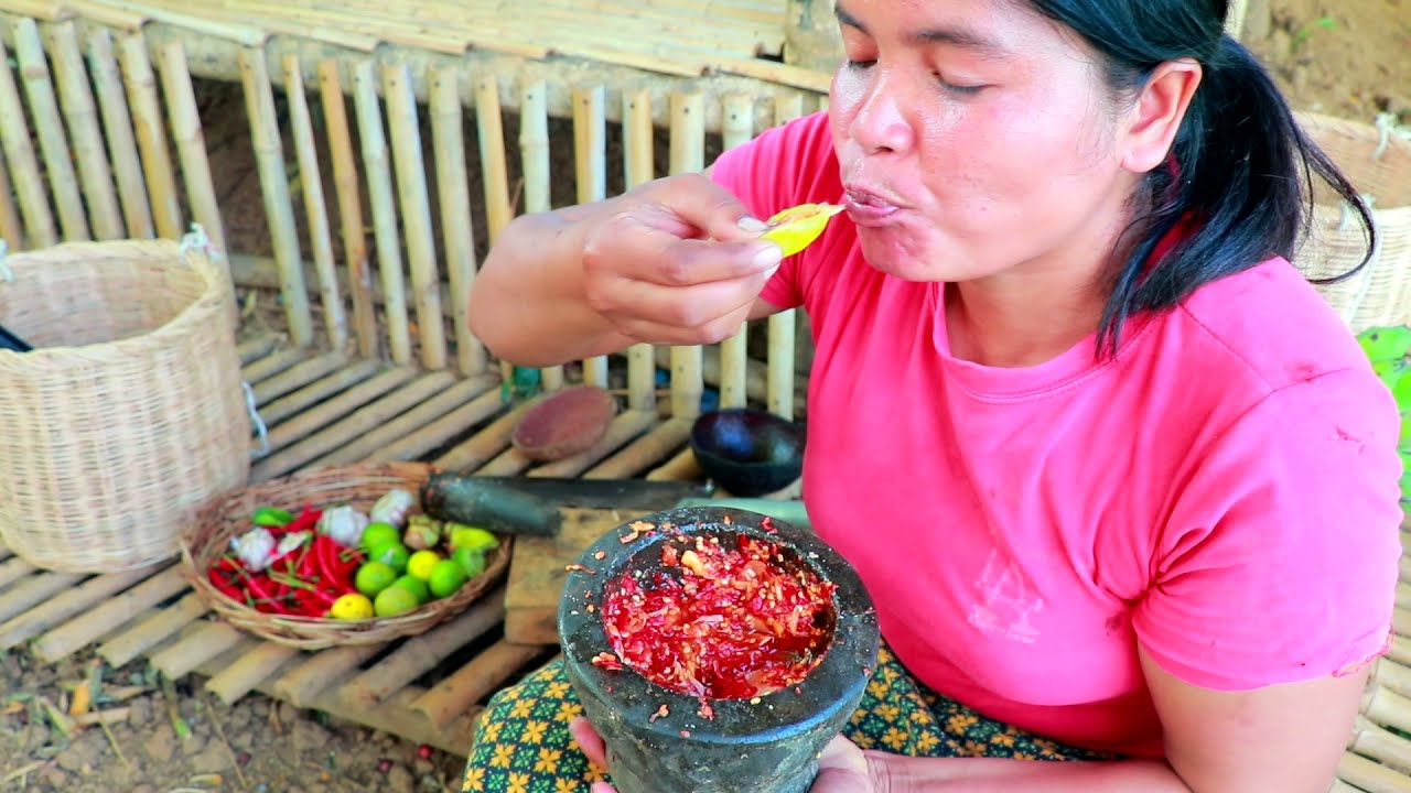 Primitive Life Village - Mother cutting bananas Monkeys anb bogs - Mother Cooking Eat delicious