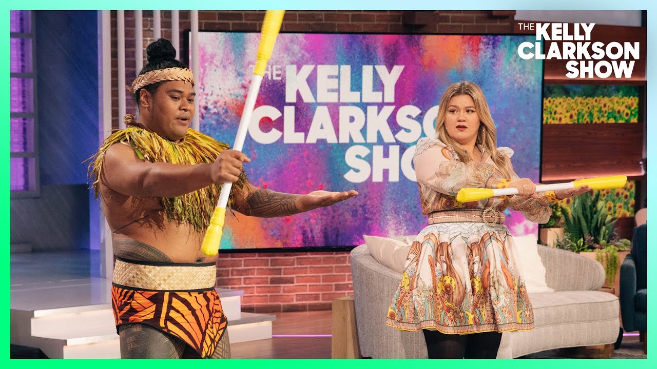 Kelly Clarkson Tries (And Fails) Samoan Fireknife Dancing With TikTok's Real-Life Maui From 'Moana'