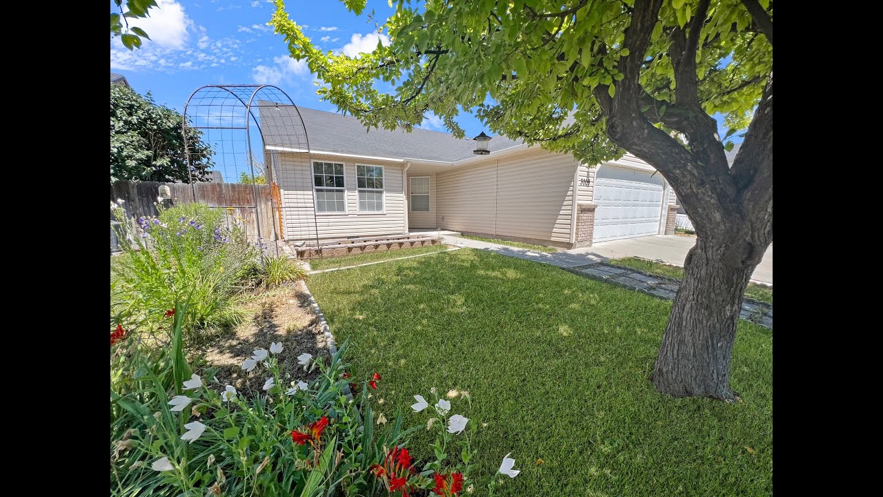 PetFriendly 3Bedroom Caldwell rental home in HOA Community Modern