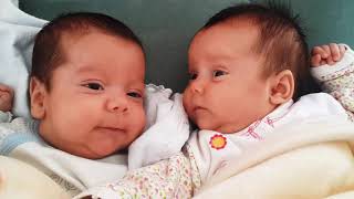 İkiz Minik Bebeklerin Hapşırma Anları