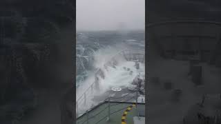 BIG WAVES vs SHIPS