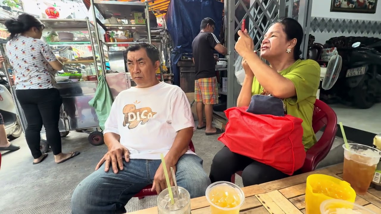 Sáng sớm 2 chị em ăn sáng vui vẻ nhe cả nhà mình nhe