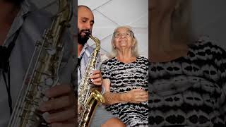 Grandioso és tu | olha o rosto da vovó satisfeita com o neto tocando pra ela 🎷