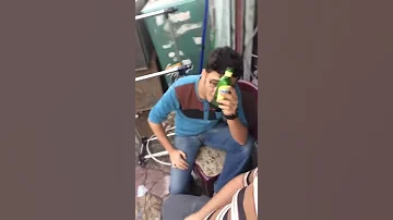 علي الجصاني يشرب بيره اول مره 