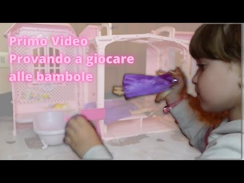 Bagigi giocando alle bambole