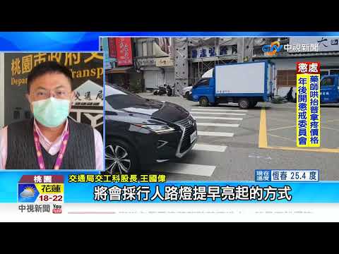 男子斑馬線上險遭撞! 無影腳"猛力一踹"機車秒停│中視新聞 20230109