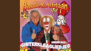 Video thumbnail of "Bassie & Adriaan - Hoor Wie Klopt Daar Kinderen"