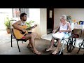 Tocando e Cantando com a Avó de 98 Anos - Meu Primeiro Amor