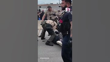 State police brutalize and arrest a Chicago pastor at a protest in front of an ICE facility