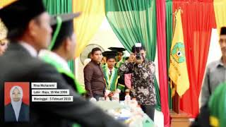 Seorang ayah menggantikan anak pada saat proses pengambilan ijazah